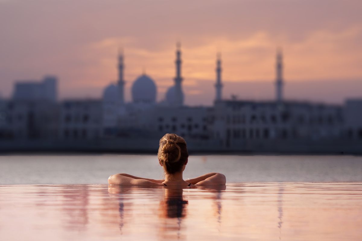 Shangri-La infinity pool overlooking Sheikh Zayed Grand Mosque